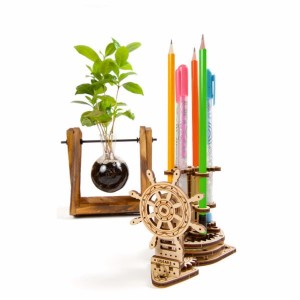 Porte Stylo Gouvernail Ugears - Maquette en bois animée Porte Stylo Gouvernail Ugears - Maquette en bois animée