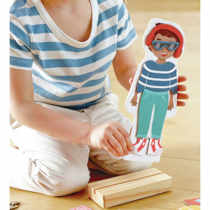 Je m’habille avec mes vêtements aimantés